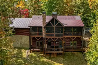 Image de Luxury Cabin with Epic Mountain Views, Hot Tub, Movie Room, Game Room, Library and More