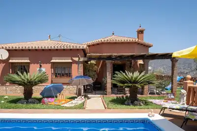 Image de Villa privée idéale pour les familles et les couples avec jardin et piscine