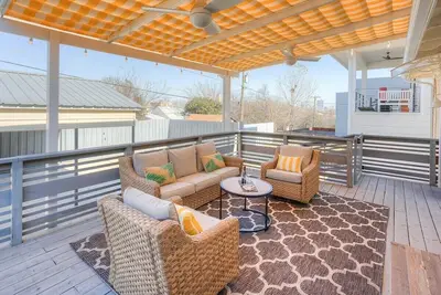 Image de Prime Location + Hot Tub | Walk to Dickies Arena