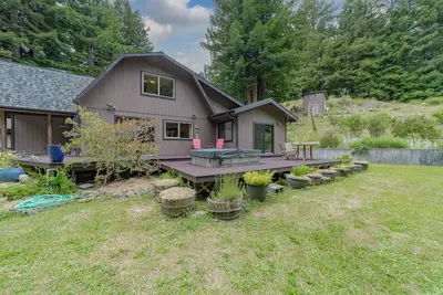 Image de The Barn: a Trinidad home in the redwoods with privacy and hot tub.