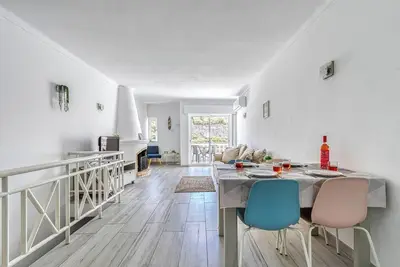 Image de Azula Bright and airy 2 bedroom apartment with pool