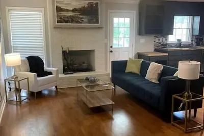 Image de Warm and cozy four bedroom home with fireplace.