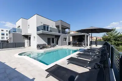 Image de Villa de luxe Gabriel - Dicmo, avec piscine chauffée, jacuzzi et sauna dans l'arriere-pays dalmate