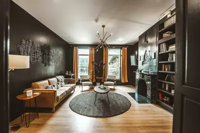 Image de The Study on Main Located on the Square!