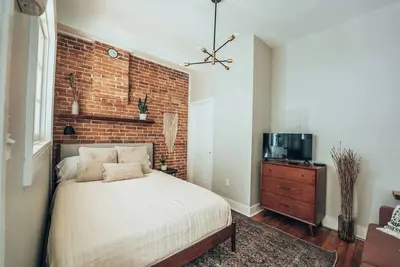 Image de The Cutest Loft on Main St!