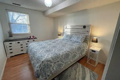 Image de Cheerful 2-bedroom home with free parking