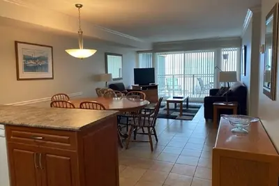 Image de 2 Bedroom Condo with Beautiful Views of Okanaga Lake!