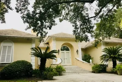 Image de Classic Sea Island Cottage with Pool and Minutes Walk to the Beach