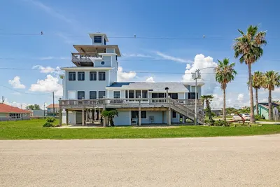 Image de The Lighthouse - Beachfront - Perfect for Groups