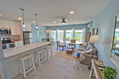 100% Renovated Ground floor condo w/Boat Slip - 3 min walk to beach! !