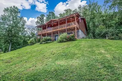 Image de Secluded Mountain Top Cabin with Game Room in Bedford