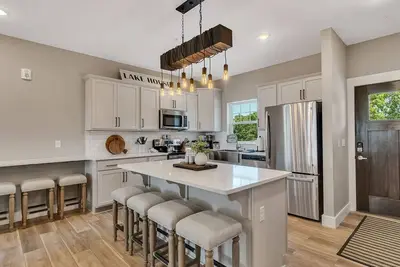 Image de Labor Day Open-Lake View-Billiards-Outdoor Pool-Pvt HotTub-Free Tickets-Custom Decor-Near Sdc