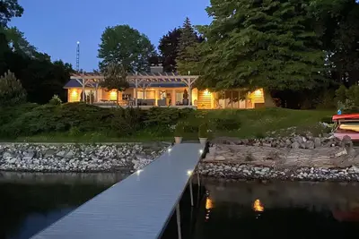 Image de Decks. Dock. Views. Paddle to the beach. Central to restos, wineries on West Lake!
