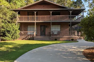 Image de Fishers Foxhole - two story home with wrap around deck and lake access.