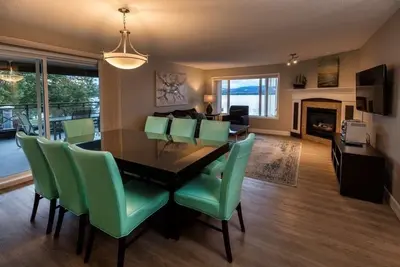 Image de Large Modern Condo Overlooking Okanagan Lake!