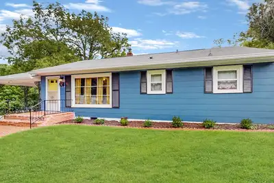 Image de Charming Vintage 1950s Cottage Just 1 Mile to Downtown!