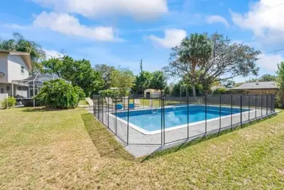 Image de Oversized 4bed + Converted Bedroom, Pool + Hot Tub
