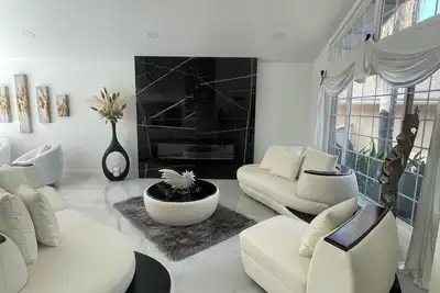 Image de Huge 4 Bedroom Luxury Villa With Pool and Jacuzzi