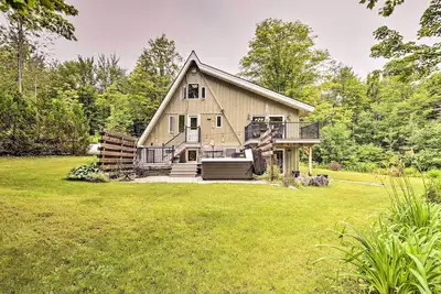Image de Inviting A-Frame Cabin w/ Saltwater Hot Tub!