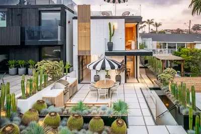 Image de Brand New Luxury Beachfront Home @ Moonlight Beach