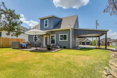 Image de Granbury Home w/ Hot Tub & Furnished Patio!