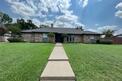 Image de Darling Mid-Century Ranch on Quiet, Large Lot