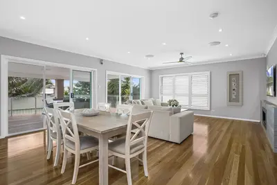 Image de Beachside 4 Bedroom Luxury Home - meters to the beach!