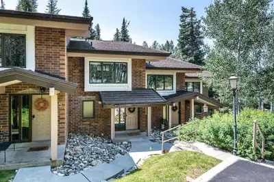 Image de Amazing Setting in Woods on Mtn/Creek+ Walk to Trails-3 Level Th-Grill-Fireplace-W/D in Unit-Deck