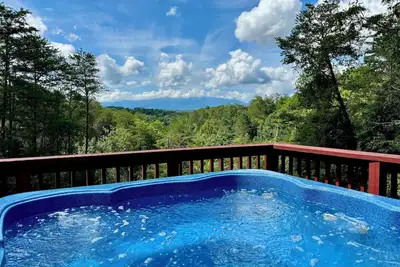 Image de Updated and spacious 5 bedroom with mountain view and pet friendly!