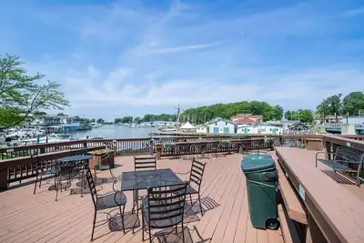 Image de The Hideaway | Downtown Riverfront Condo | Close to the Lake Michigan Shoreline