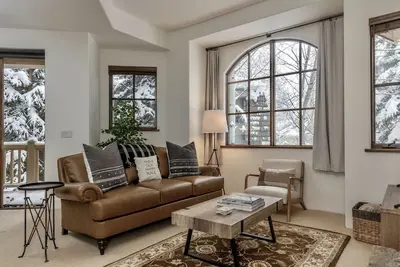 Image de Just Listed! Stylish townhome in West Ketchum -- private hot tub, close to bike path, river, ski lifts!