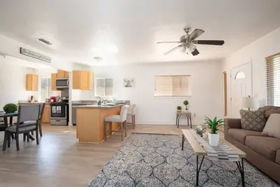 Image de Hot Tub * Relaxing Retreat * Mins to Dt Sacramento
