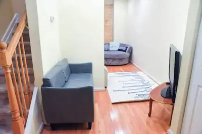 Image de “New York Ave 2br Townhouse w/ Backyard”