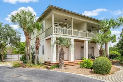 Image de Arcadia Retreat | Steps to Pool & Beach | Near Shops & Big Chill | 4 Bikes