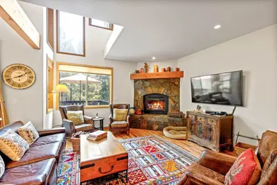 Image de Solvang Haus in Tahoe Donner - Perfect Family Getaway w/ Private Hot Tub, Game Room, Hoa Amenities