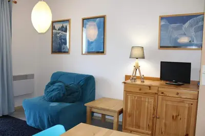 Image de 20m du centre station, 6ème étage, vue pistes de ski, balcon, télévision, casier à ski, 28m²