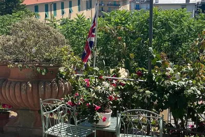 Image de From Jo, apartment inside a beautiful villa with sea view garden.
