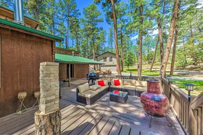 Image de Sleepy Bear Cabin in Ruidoso: Deck & Yard Games!