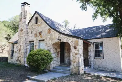 Image de Mid-Century Modern Limestone 2/2 Home