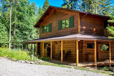 Image de Huckleberry Hideaway: Idyllic log home nestled in the trees above Whitefish Lake