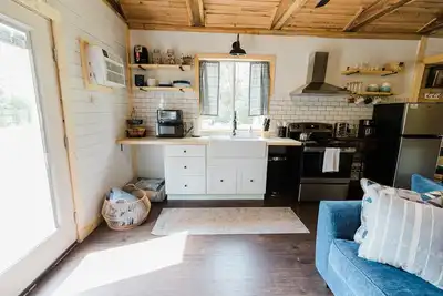 Image de Renovated 1940's Grocery Store- Oliver Height's Tiny Home
