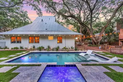 Image de Fab East Beach Cottage, Pets, Pool & Spa; 30 Sec to the Beach! 6 seat golf cart!