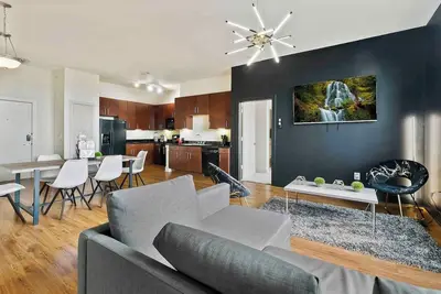 Image de ''Gotham Loft\" Stylish 2bd Luxury Loft with Down town View.