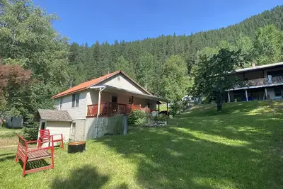 Image de Cozy and Cute cottage with yard 10 minutes from Nelson