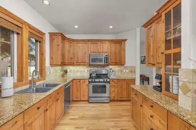 Image de Elegant, sleep 8, private hot tub, gourmet kitchen