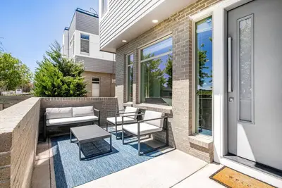 Image de ★ New! Modern Highland Retreat w\/ Rooftop Views