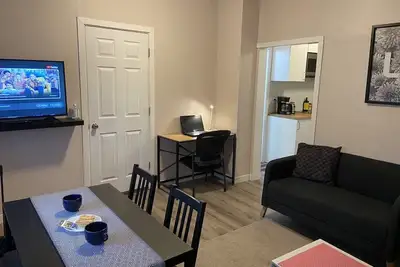 Image de Adorable entire one bedroom suite  - 5 min to sky train