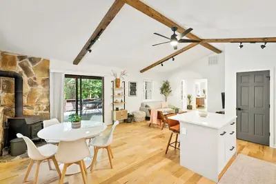 Image de 3br Cabin Getaway: Hike & Swim Nearby! Modern, dog-friendly, wi-fi + king suite