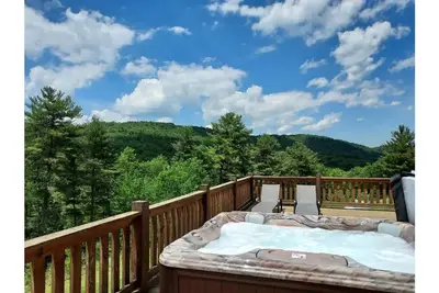 Image de Pine Ridge Manor-Private Hot Tub, beautiful Hilltop with views