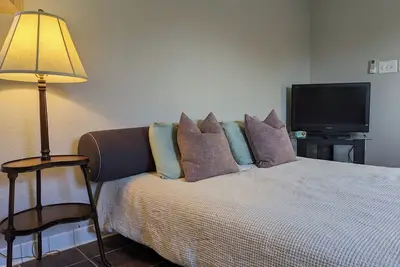 Image de Spacious Studio in Lovely, Safe Neighborhood